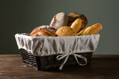 Fotoğraf ahşap sepet içinde çeşitli ekmek