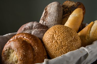 Fotoğraf ahşap sepet içinde çeşitli ekmek