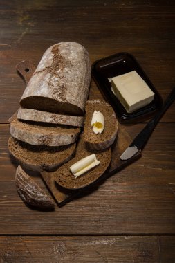 Düşük ışık tarzı woodent masada tereyağlı ekmek