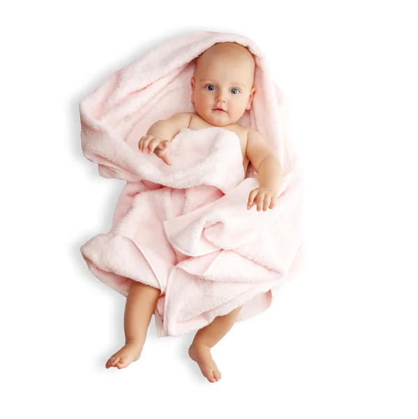 Niño caucásico cubierto con toalla rosa sonríe alegremente a ca — Foto de Stock