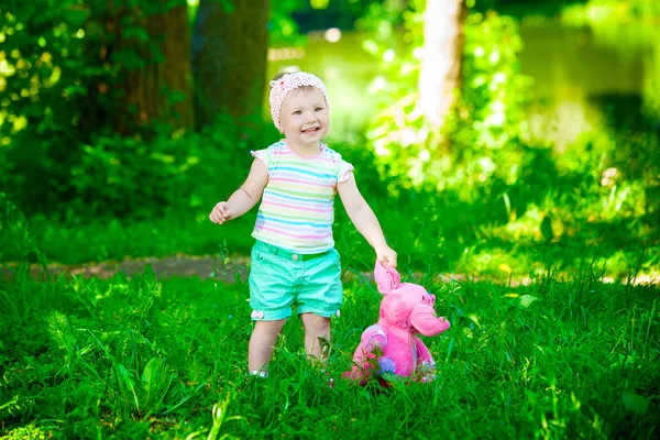 Niño en el parque sonríe ante la cámara — Foto de Stock