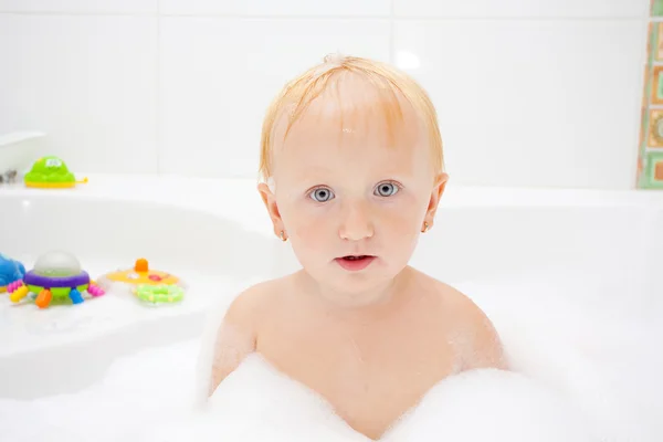 Una niña en una bañera — Foto de Stock