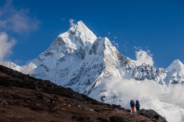 Senderismo en montañas del Himalaya — Foto de Stock