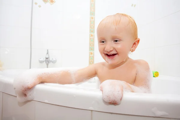 욕조에 아기 소녀 — 스톡 사진