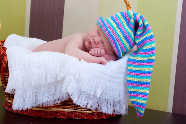 Ребенок спит в корзине — стоковое фото