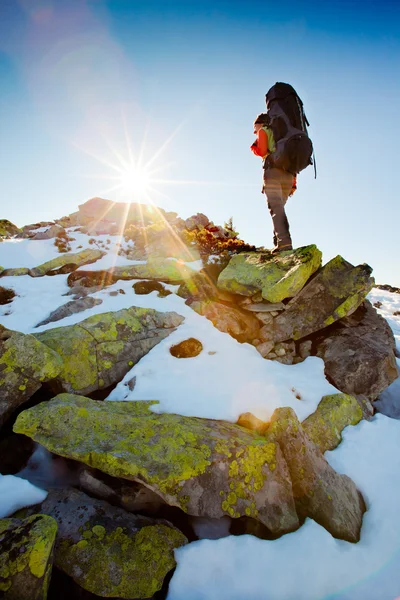 Sonbahar dağlarda yürüyüş uzun yürüyüşe çıkan kimse — Stok fotoğraf