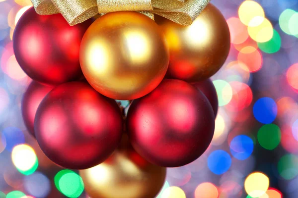 Weihnachten dekoriert auf einem Weihnachtsbaum Hintergrund — Stockfoto