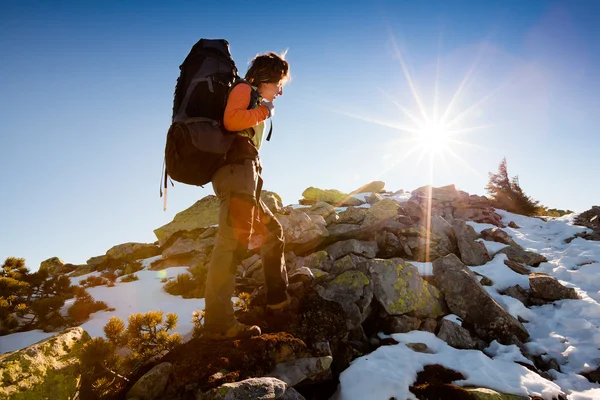 Caminhante caminhando nas montanhas do outono — Fotografia de Stock