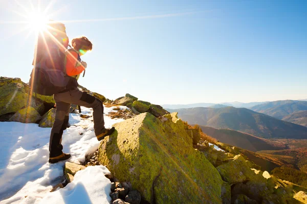 Caminhante caminhando nas montanhas do outono — Fotografia de Stock