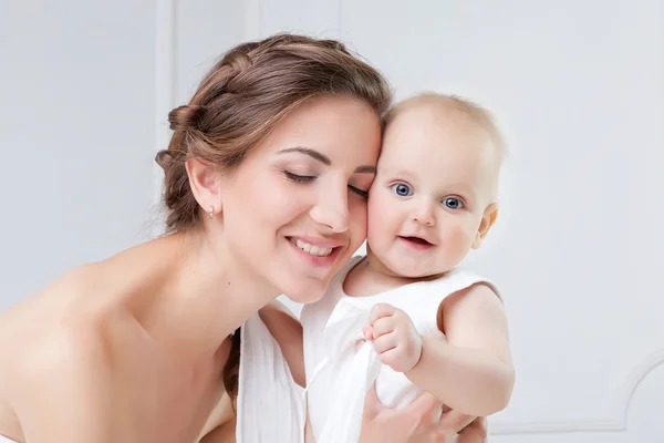 Familia feliz. Madre y su hijo jugando y sonriendo en la cama — Foto de Stock