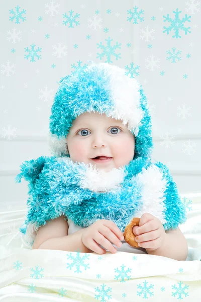 Bebê bonito no fundo de inverno — Fotografia de Stock