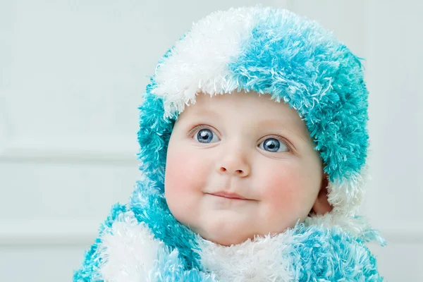 Söt baby på vintern bakgrund — Stockfoto