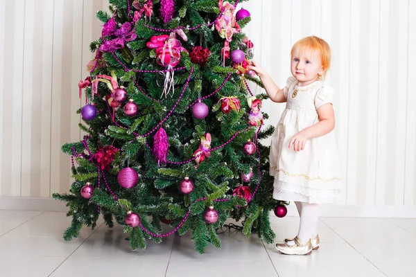 Kid poblíž vánoční strom — Stock fotografie