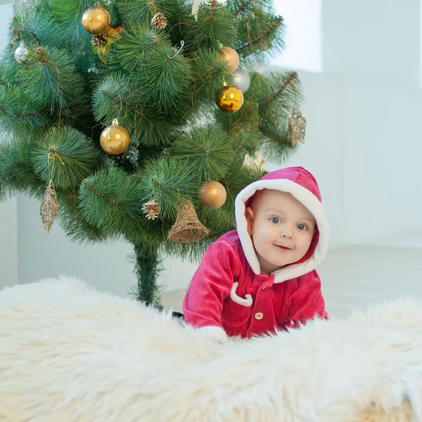 Mały chłopiec w garnitur Santa gra w studio biały — Zdjęcie stockowe