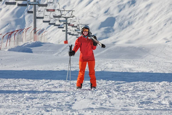 Sciatore posa davanti alla telecamera al resort Gudauri in alta montagna di — Foto Stock