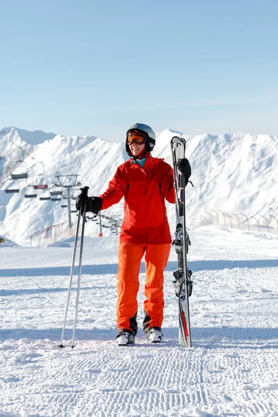 Skifahrer vergnügt sich im Hochwinter in Georgien — Stockfoto