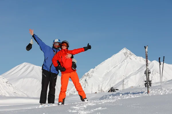 Esqui se divertir em altas montanhas de inverno da Geórgia — Fotografia de Stock