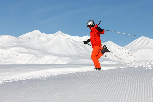 スキーヤーは Gudau で高い冬山から降下する前にウォーム アップ — ストック写真
