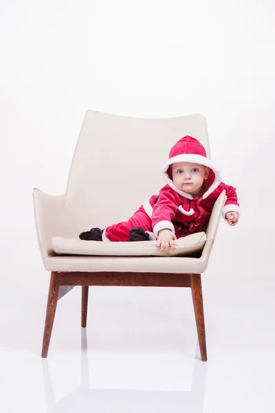 Niño en traje de Santa juega en estudio blanco — Foto de Stock