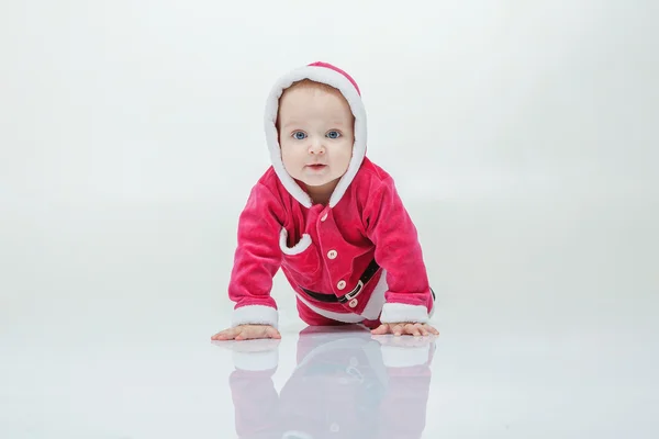 Menino pequeno em terno de Santa joga no estúdio branco — Fotografia de Stock