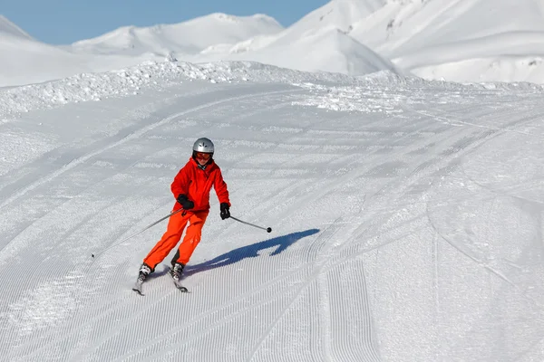 조지아의 높은 겨울 산에 스키 — 스톡 사진