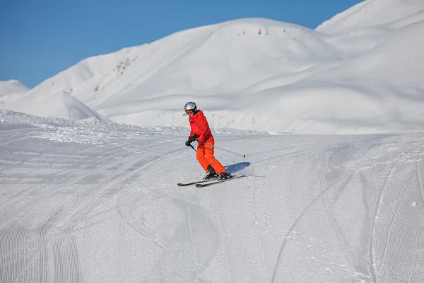 Skier está posando na câmera no resort Gudauri em alta montagem de — Fotografia de Stock