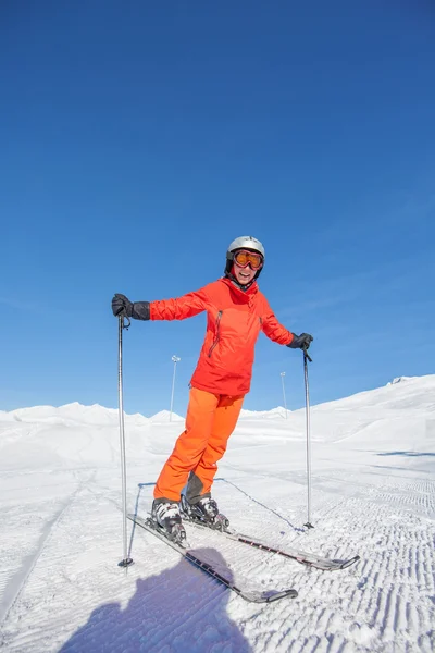 Esquiador está posando en la cámara en la estación de Gudauri en alto montaje de — Foto de Stock