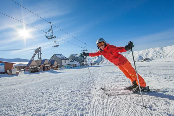 Kayakçı kamera yüksek mountaing Gudauri Resort poz — Stok fotoğraf