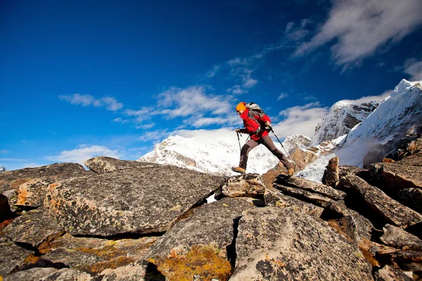 Hiking in Himalaya mountains — Stock Photo, Image