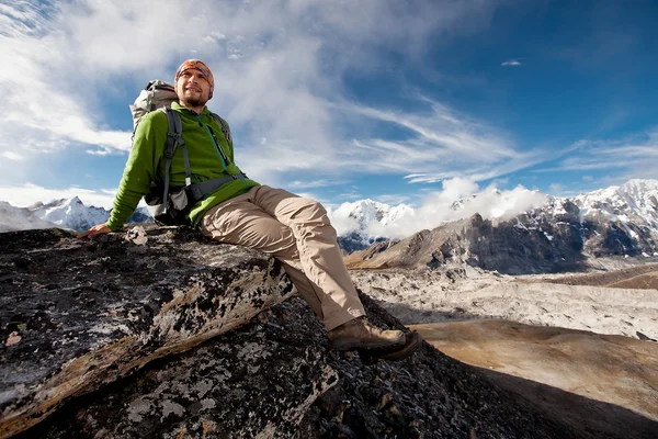 Himalaya dağlarında yürüyüş — Stok fotoğraf