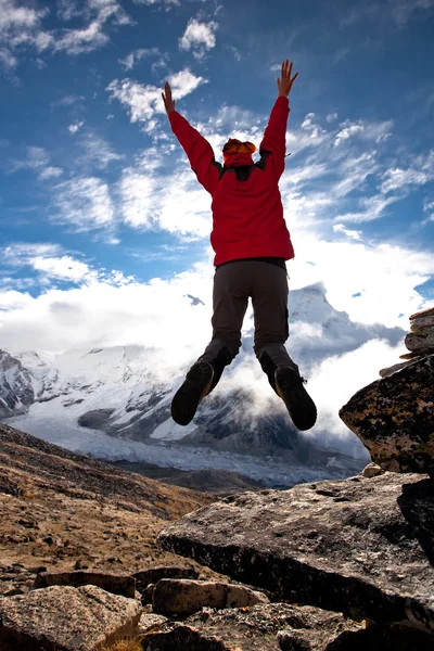 Wandelen in de Himalaya bergen — Stockfoto