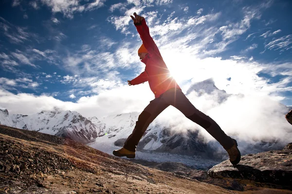 हिमालय पहाड़ों में पैदल यात्रा — स्टॉक फ़ोटो, इमेज