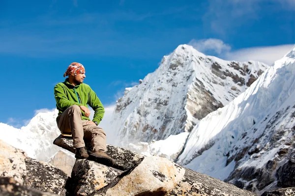 Himalaya dağlarında yürüyüş — Stok fotoğraf