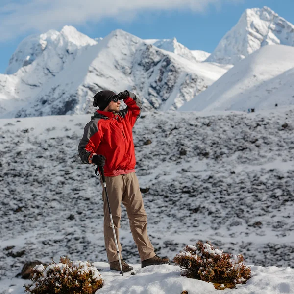 Wandelaar poseren in Himalaya voor grote bergen — Stockfoto