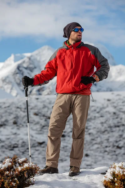 Escursionista in posa in Himalaya di fronte a grandi montagne — Foto Stock