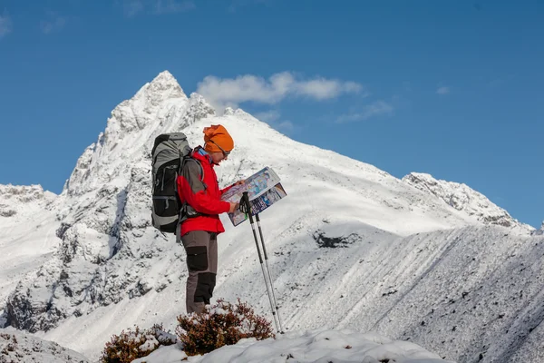 Hiker poserar i Himalaya framför stora berg — Stockfoto