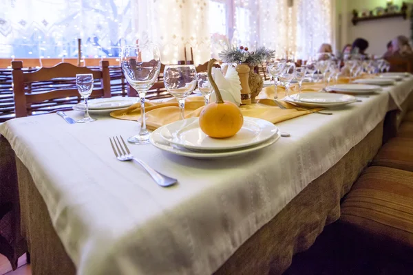 Mesa servida en un restaurante en la víspera de las vacaciones — Foto de Stock