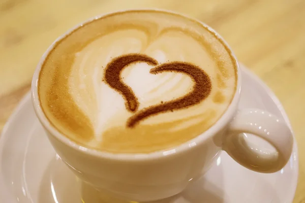 Taza de café con leche y forma de corazón — Foto de Stock