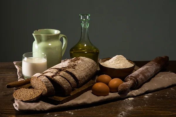 A kenyér és a lisztet, a tejet és tojást, a jaj csendélet-fotó — Stock Fotó