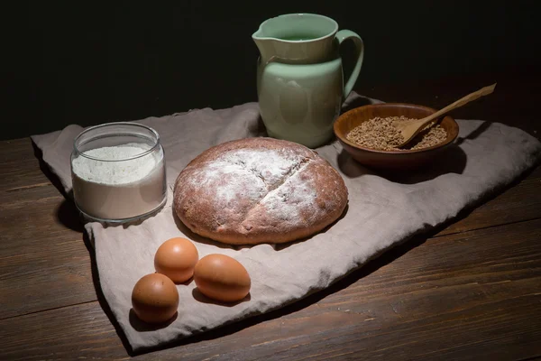 A kenyér és a gabona, a tej és a tojás, a jaj csendélet-fotó — Stock Fotó