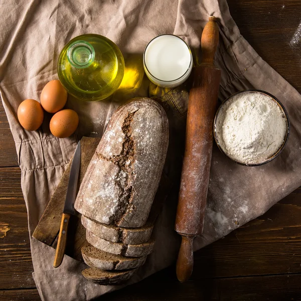 A kenyér és a lisztet, a tejet és tojást, a jaj csendélet-fotó — Stock Fotó