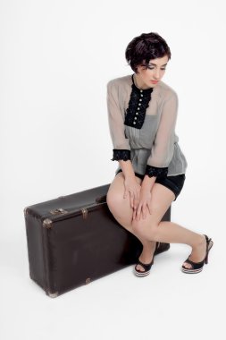 Stüdyoda poz veren güzel kadın.