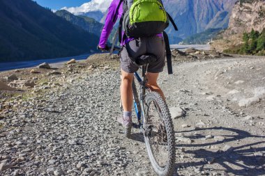 Motorcu-kız Himalaya Dağları, Anapurna bölge