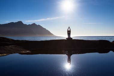 Beyaz kadın yoga excercises pitoresk lan karşı yapıyor