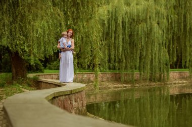 Beyaz bebek çocuk yaz Park'ta dinlenme al