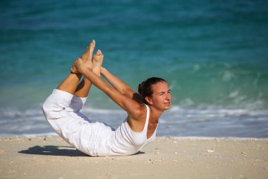 Kafkas kadın pratik yoga, deniz kıyısı