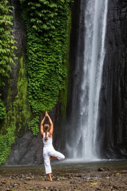 kadın meditasyon yoga şelaleler arasında yaparken