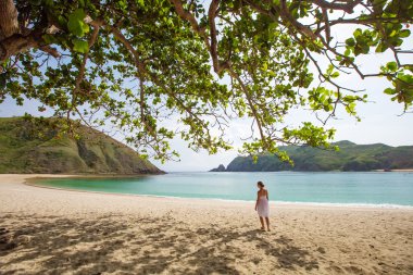 Beyaz kadın güzel deniz kıyısı aittir