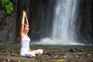 kadın meditasyon yoga şelaleler arasında yaparken