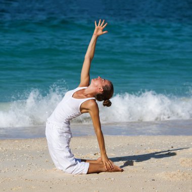 Kafkas kadın pratik yoga, deniz kıyısı